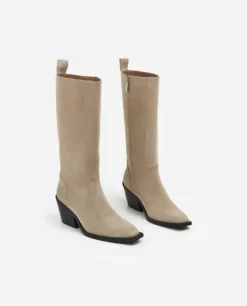 Ripaus rock-henkeä näillä naisellisilla bootseilla!