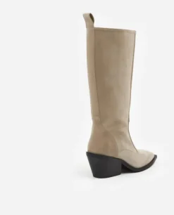 Ripaus rock-henkeä näillä naisellisilla bootseilla!