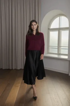 Tina leveähelmainen satiinihame, black