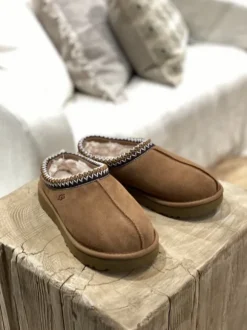 UGG - Tasman slipper, kastanja